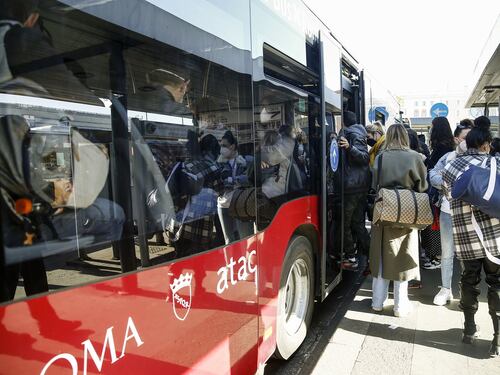 Roma, “è venuta a mancare”. Il messaggio di Atac scatena l’ilarità social