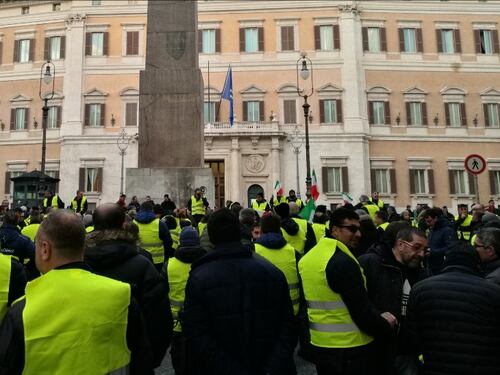 Manovra, la fiducia slitta. Protestano gli Ncc