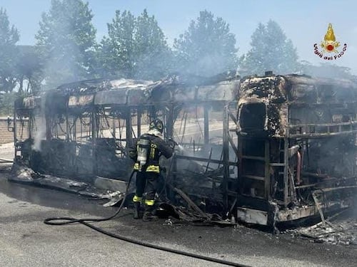 Roma, ennesimo autobus a fuoco. Le fiamme divampano pure su un bus turistico