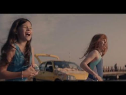 Renault Clio, il lesbo-spot conquista i social. Ma non va in tv