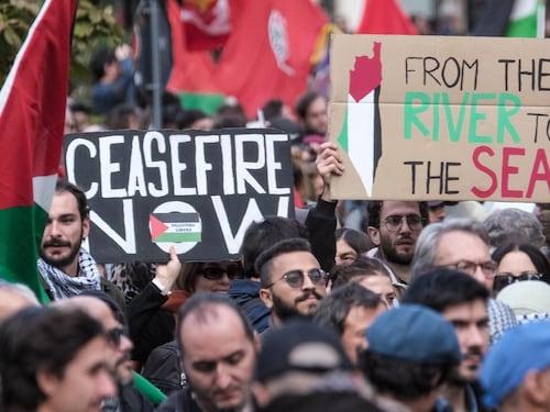 Roma, cori e cartelli contro Israele: nuova manifestazione a piazzale del Verano