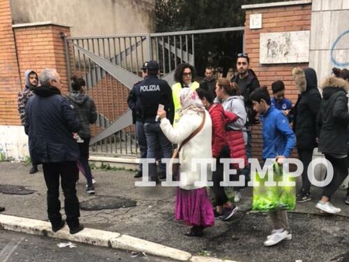 Roma, sgomberato l'edificio occupato dai rom a Centocelle