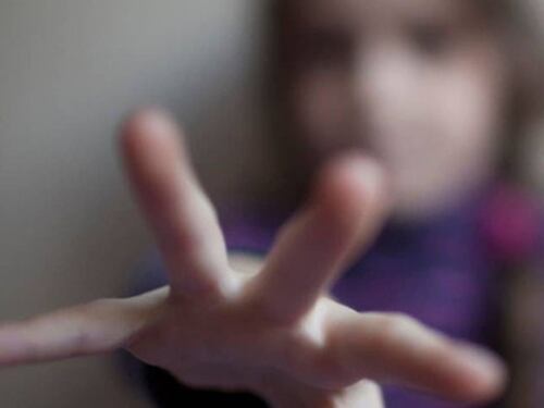 Lasciano la figlia di 5 anni dal vicino che abusa di lei. Violenza choc a Ostia