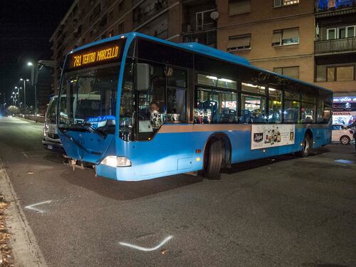 Bus perde il controllo e travolge auto e moto a Roma