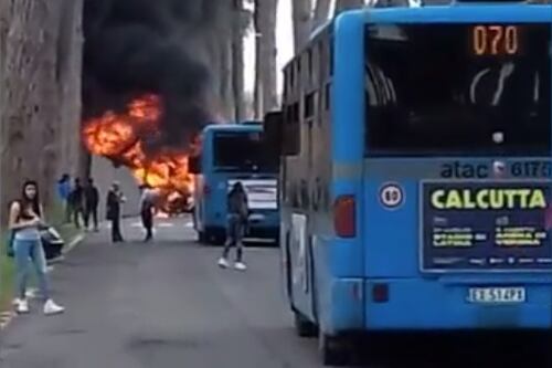 Un altro autobus in fiamme a Castel Porziano