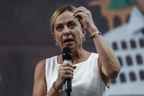 Elezioni 2022, Giorgia Meloni si tiene la fiamma tricolore: "Fieri del nostro simbolo". Schiaffo al Pd