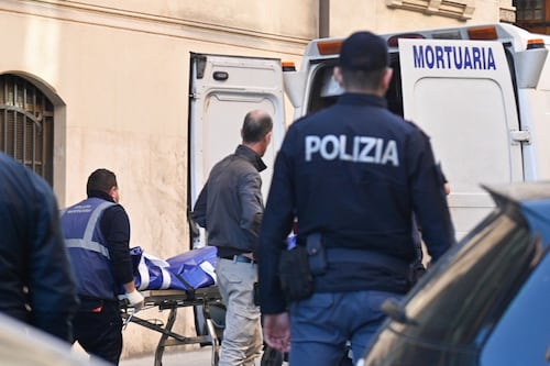 Incidente sul lavoro, operaio precipita dall'impalcatura e muore sul colpo. Tragedia in centro