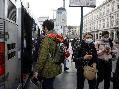 Covid, stretta sui mezzi pubblici. Rivoluzione taxi, tornano i bigliettai su bus e tram