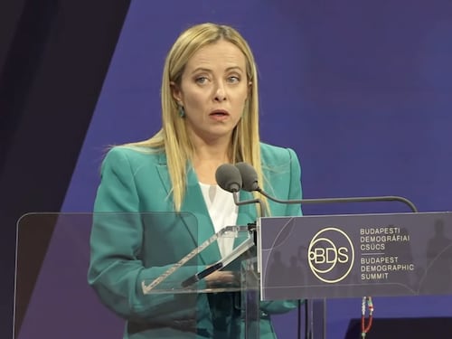 Meloni in Ungheria manda in tilt la sinistra: "Combattere per difendere le famiglie e Dio"