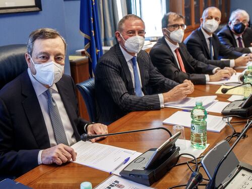 L’audizione di Mario Draghi davanti al Copasir tra foto segnaletiche e lo scandalo sulle donne
