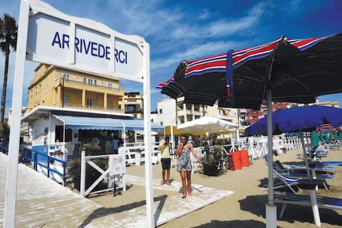 Roma, il caro ombrellone dilaga sulle spiagge. I prezzi: Ostia la più cara
