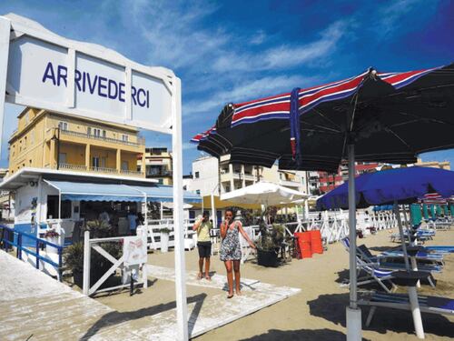 Roma, il caro ombrellone dilaga sulle spiagge. I prezzi: Ostia la più cara