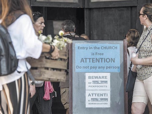 Chiese assediate dai nomadi, turisti truffati e derubati