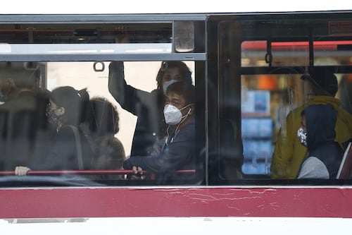 Sugli autobus di Roma arrivano i poliziotti. Ecco come funzionerà il controllo del green pass