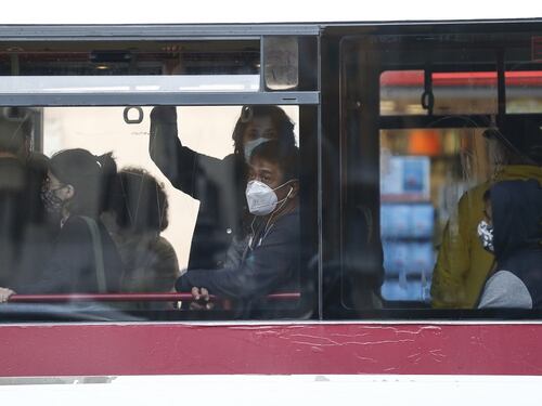 Sugli autobus di Roma arrivano i poliziotti. Ecco come funzionerà il controllo del green pass