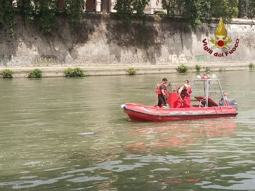 Giallo a Roma. Il cadavere di un uomo riemerge dal Tevere