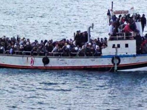 Si litiga sulla Ocean Viking e a Lampedusa sbarcano 100 "fantasmi"
