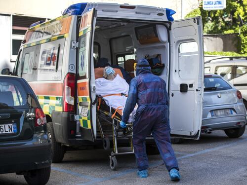 Anziana pensionata muore mentre attraversa la strada, tragedia a Roma