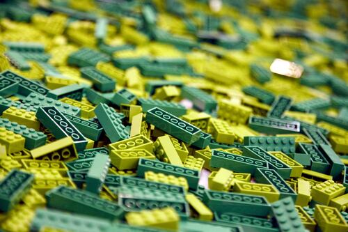 Lego, “maggiori emissioni”. L’uso di plastica riciclata per i mattoncini è un boomerang?