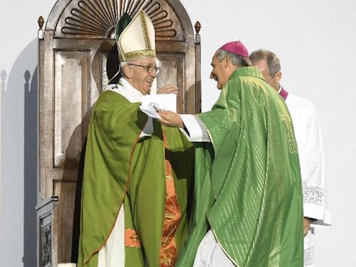 Cardinale Zuppi contro le armi alla Cei, lo scherzo di Papa Francesco a Draghi