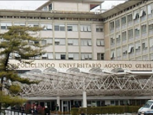Bambina di 2 anni soffoca con la banana, ore di apprensione al Gemelli