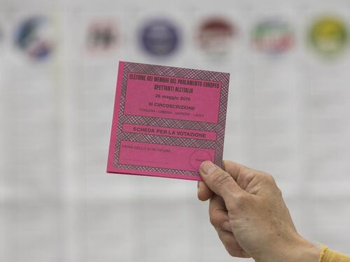 Sondaggio Istat, gli italiani non si fidano dei politici politici