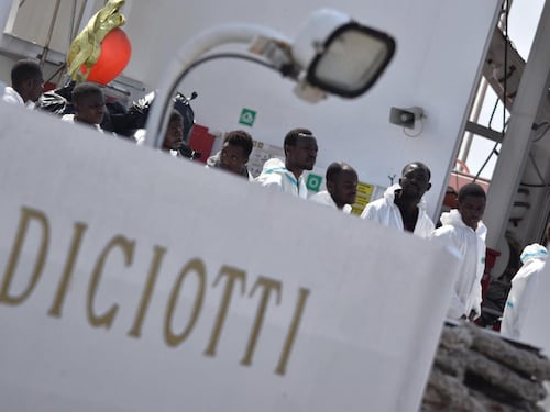 A Catania è arrivata la Diciotti con 932 migranti