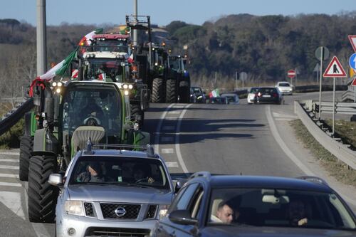 Agricoltori in protesta, trattori e balle di fieno al casello di Orte