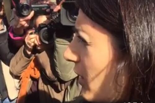 La Raggi scende in piazza con i tassisti: siamo con voi
