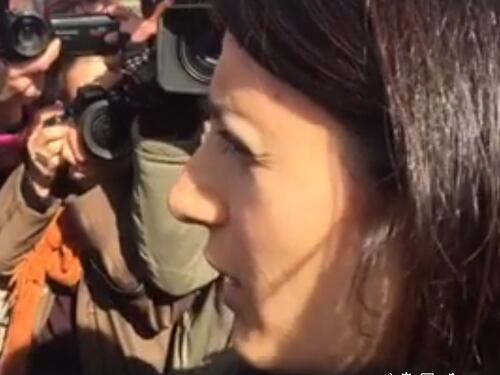 La Raggi scende in piazza con i tassisti: siamo con voi