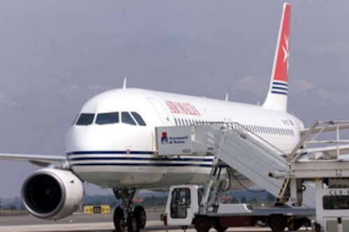 Panico sul volo Pisa-Glasgow. Atterraggio d'emergenza con soli 6 minuti di carburante disponibili