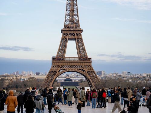 "Niente donne sulla Tour Eiffel", il diktat (incredibilmente accolto) del potente gruppo indù