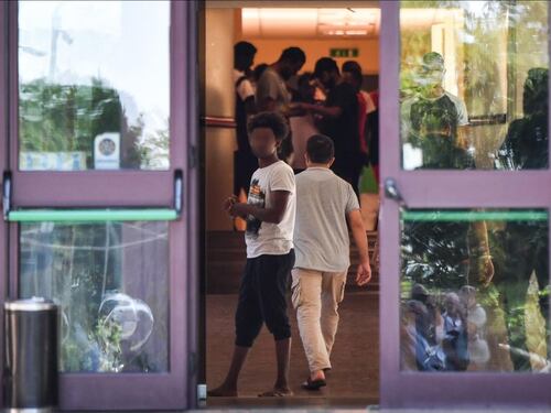 I migranti della Diciotti portati in pulmino al confine