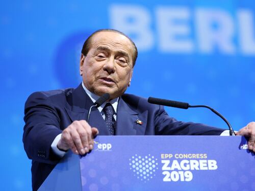 Berlusconi cade al vertice Ppe. Ricoverato a Milano per piccola contusione