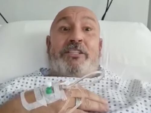 Maurizio Battista in ospedale, il video per i fan: "Me la sono vista brutta..."