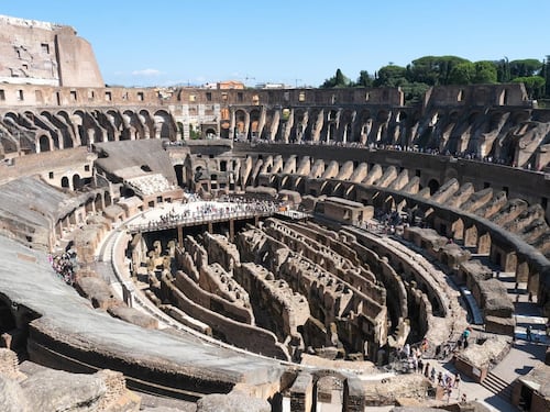 Turisti-gladiatori al Colosseo, scontro sull'evento Airbnb. Mollicone a Smeriglio: "È valorizzazione"