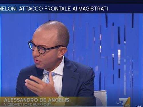 Otto e mezzo, “disumana”. De Angelis fuori controllo su Meloni e i migranti