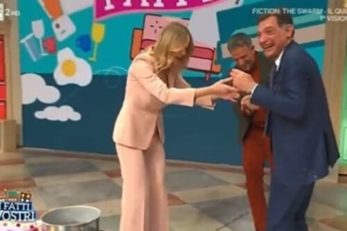 I Fatti Vostri, Timperi scivola in diretta, la caduta finisce male