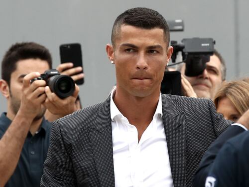 Ronaldo accusato di stupro da ex modella. Lui si difende su Twitter: "Nego tutto"