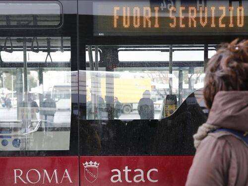 Festa della donna con sciopero generale: a rischio bus, metro, treni e aerei