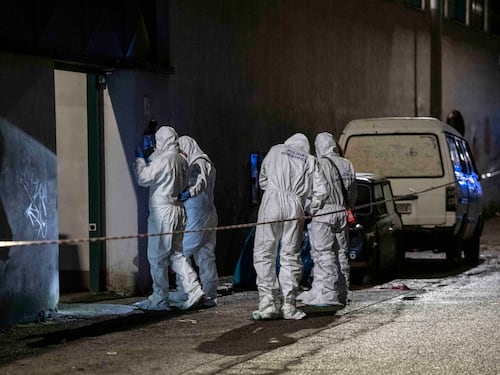 Massacrato a martellate dal figlio. Uomo trovato in un lago di sangue