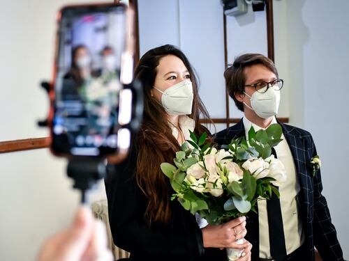 La pandemia fa crollare i matrimoni. E chi si sposa non lo fa in chiesa