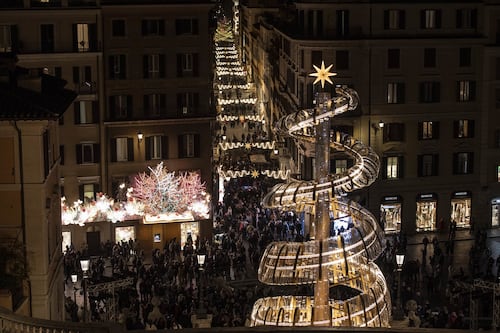 Il Natale si accende a Piazza di Spagna e via Condotti: l'albero firmato Bulgari