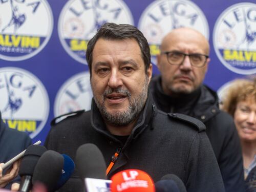 "Immigrati senza regole". L'anatema del vescovo. E Salvini rilancia: "Parole di buonsenso"