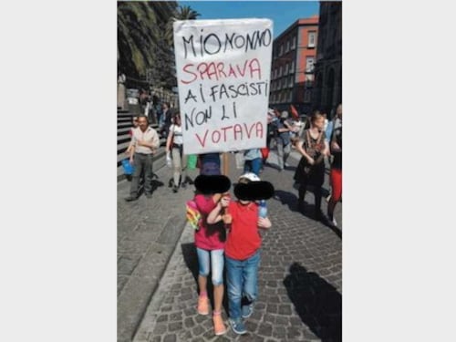 25 aprile, il cartello antifascista in mano a due bambini