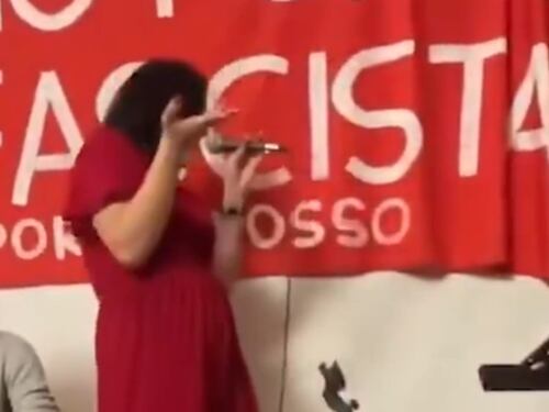 Salvini e Meloni "devono morire a testa in giù", il karaoke choc dell'Arci e la sinistra muta