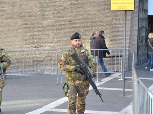 San Pietro, marocchino tenta di dare fuoco a un mezzo dell'esercito