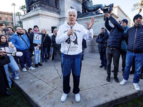 Emanuela Orlandi, sit-in a 41 anni dalla scomparsa. “Inchiesta in Vaticano? Una farsa”