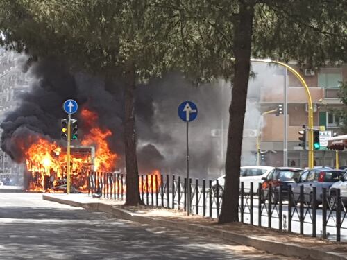 Esplode bus nella Capitale, passeggeri in fuga dalle fiamme