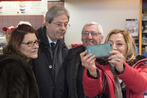 Il regalo pre-elettorale di Gentiloni: "350mila anziani non pagheranno in canone Rai"